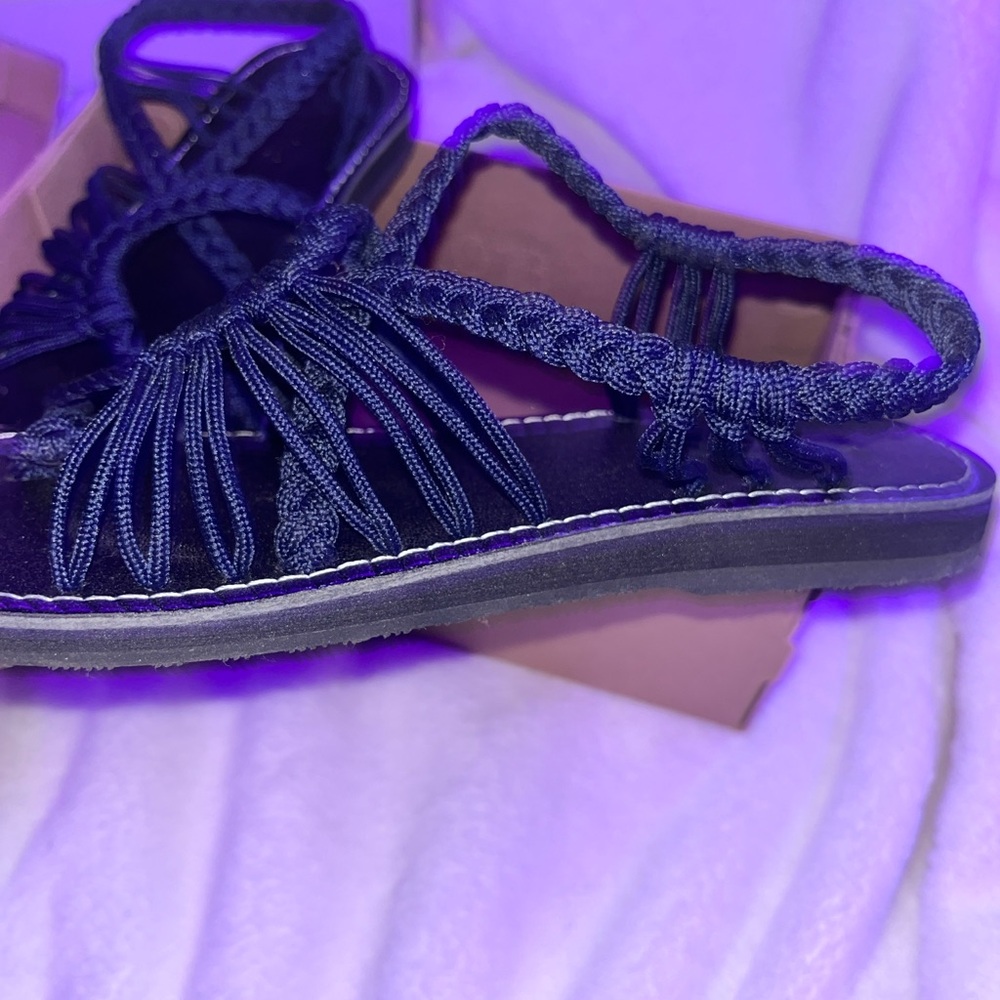 Hiii💙, I’m selling new never been used before EVERELAX sandals US 7W!